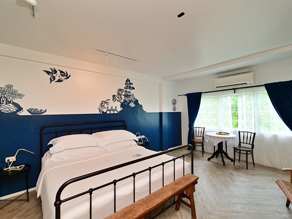 Deluxe Double Bed with Bathtub