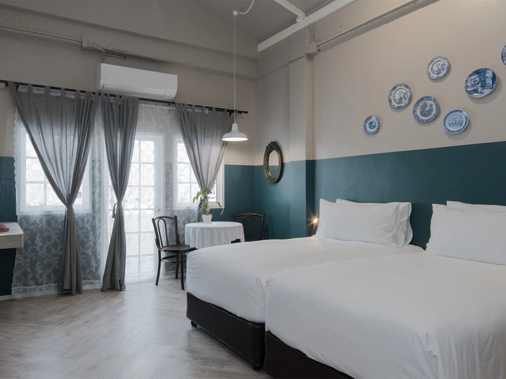Deluxe Twin Bed with Loft Bed (Triple)